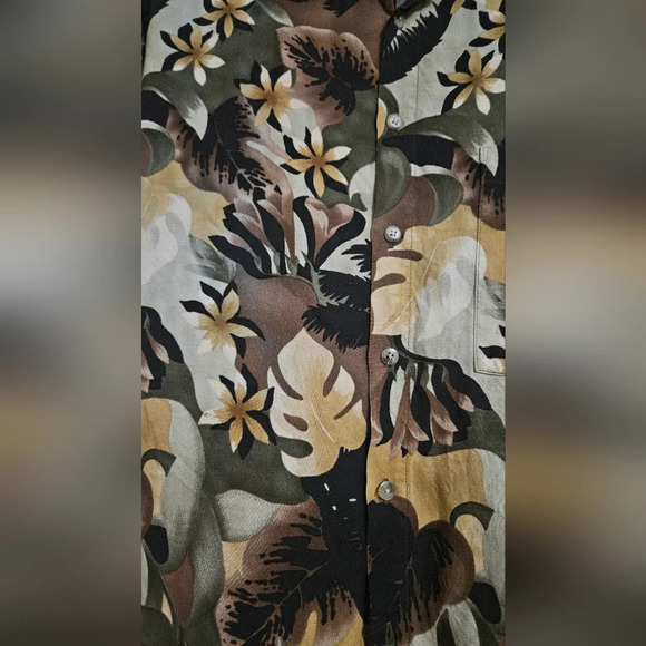 NEIMAN MARCUS Floral print 100% rayon camp button up shirt. Size Large - Picture 5 of 6